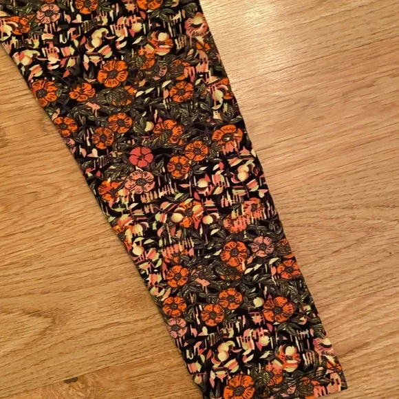 NWT LulaRoe Printed Leggings (Tall & Curvy) - Picture 2 of 4